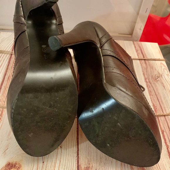 Worn once, brown heels with accent design - Picture 2 of 2